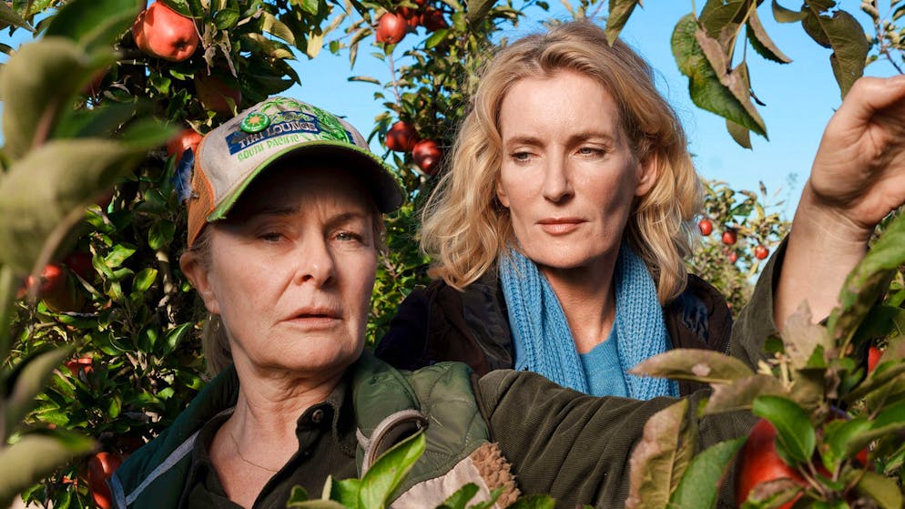 Ist konventionelle Landwirtschaft krebserregend?. Im norddeutschen Alten Land ist bald Erntezeit. Charlotte Lindholm (Maria Furtwängler, rechts) ermittelt auf dem Biohof von Marlies Feldhusen (Lina Wendel).