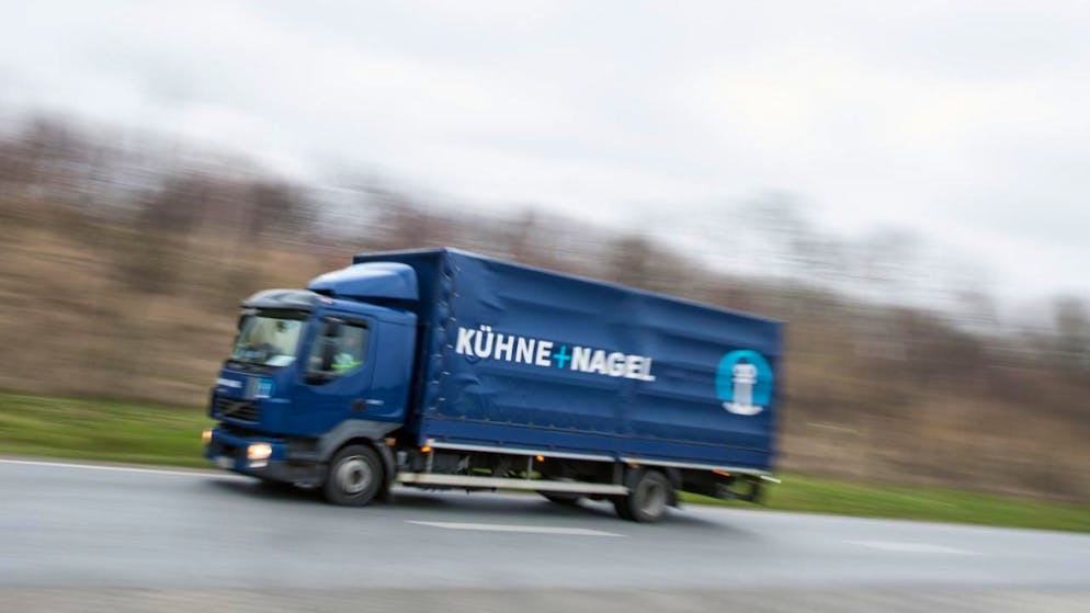 Confronté à des difficultés, le mastodonte schwytzois du fret prévoit de supprimer plus d'un millier de postes de travail dans le monde. (archive)