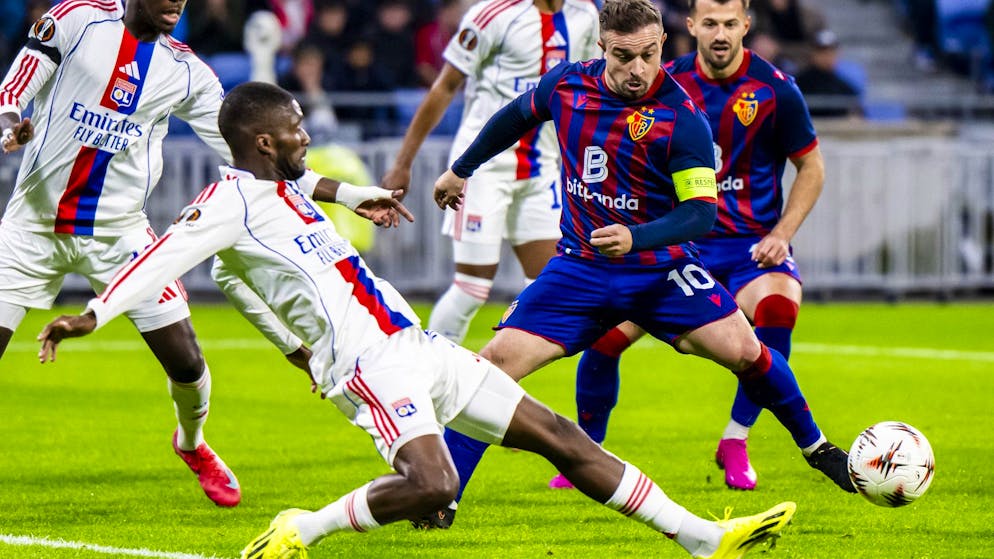 Highlights im Video. Ein frühes und spätes Gegentor bringen dem FCB die Pleite in Lyon