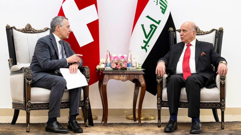 Bundesrat Ignazio Cassis (links) im Gespräch mit seinem irakischen Amtskollegen, Aussenminister Fuad Hussein, in Bagdad.