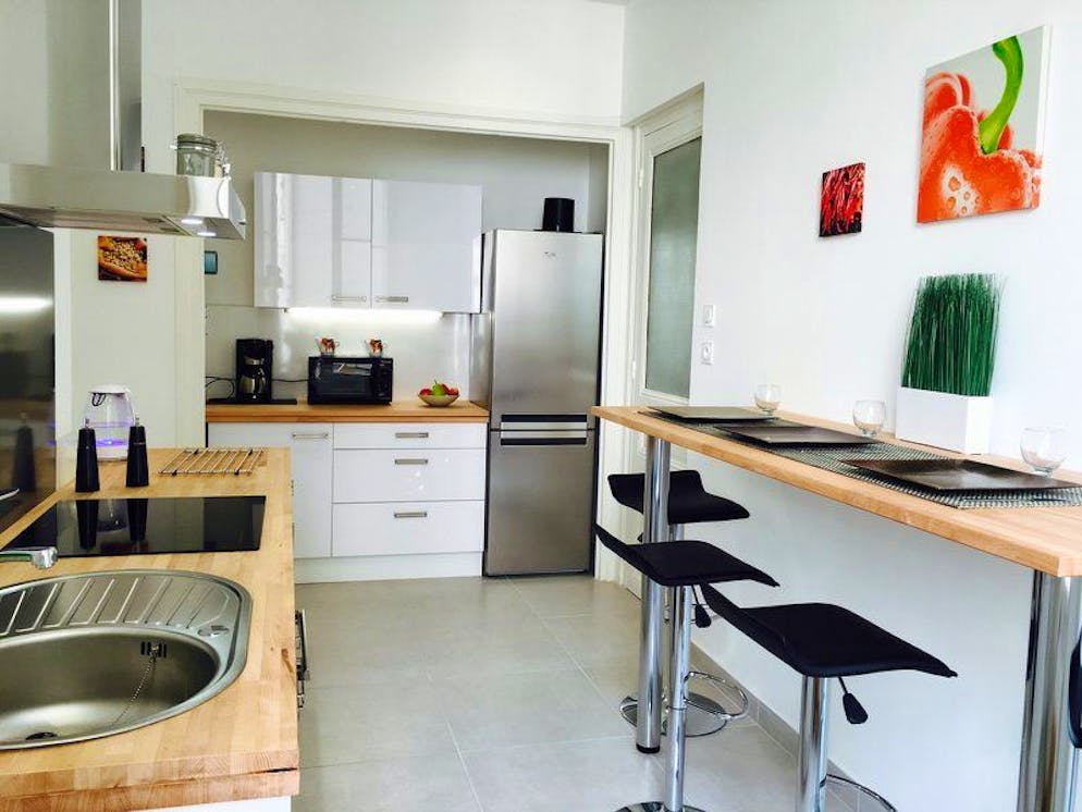 So legen Betrüger Wohnungssuchende in der Schweiz rein. ... die «separate, ausgestatteten und eingerichteten Küche» mit Mikrowelle und Kaffeemaschine sowie ...