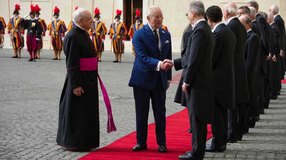 Vatican. Le pape et Charles III prient ensemble, une première historique