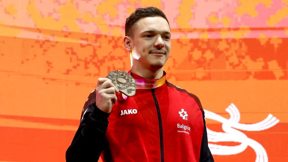 Noe Seifert zeigt mit Stolz seine WM-Bronzemedaille