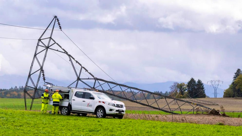In Bière im Waadtland stürzte wegen des Sturms "Benjamin" ein Hochspannungsmast um. An exponierten Lagen werden Windgeschwindigkeiten von bis zu 150 km/h erwartet.