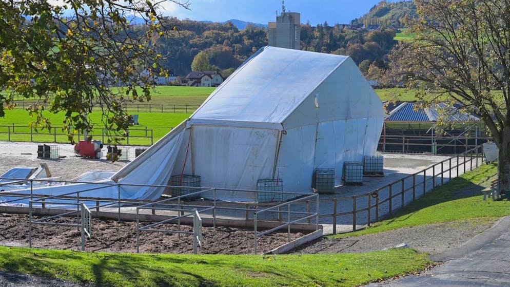 Das beschädigte Zelt steht auf einem Reitplatz in Wichtrach BE.