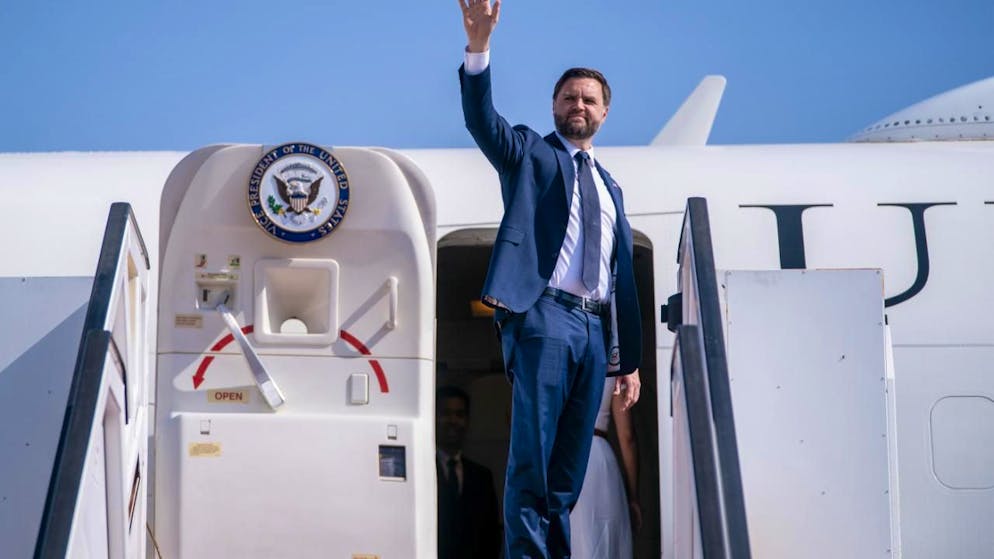 US-Vizepräsident JD Vance besteigt die Air Force Two auf dem Weg nach Washington. Foto: Nathan Howard/Pool The New York Times via AP/dpa