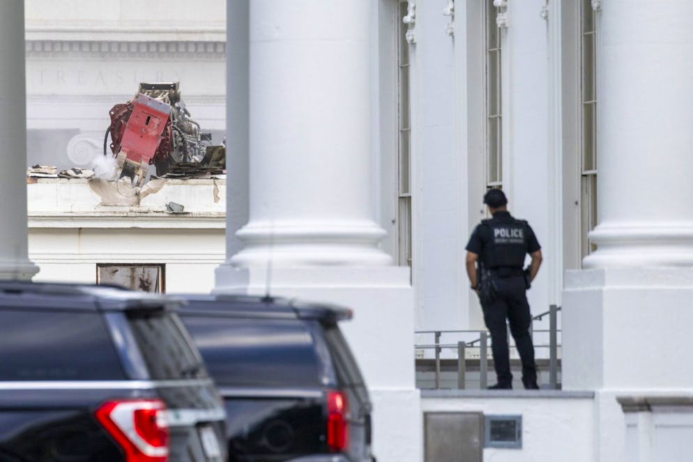 Maison Blanche. epa12474320 La démolition de l'aile est se poursuit afin de faire place à la nouvelle salle de bal de la Maison Blanche à Washington, DC, États-Unis, le 22 octobre 2025. Le président américain Trump construit une nouvelle salle de bal d'une valeur de 250 millions de dollars américains grâce à des dons privés. EPA/SHAWN THEW