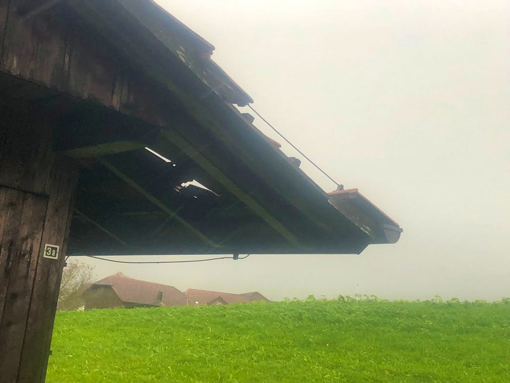 Benjamin. Vom Schopf nebenan lösten sich Dachziegel, die durch die Luft gewirbelt wurden.