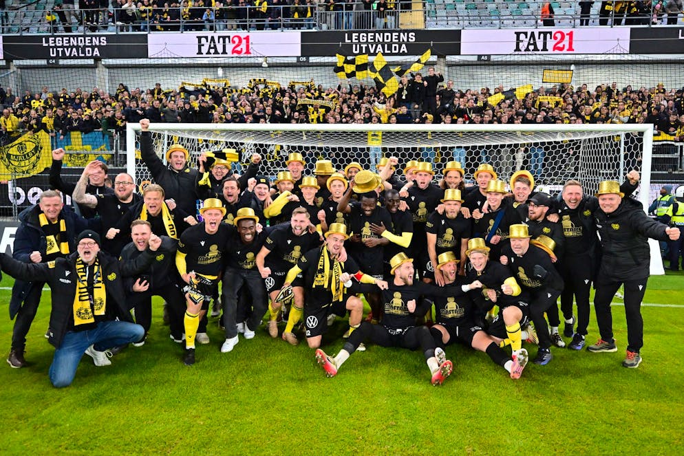 I giocatori e lo staff del Mjällby festeggiano a Goteborg la conquista del massimo titolo svedese, campioni di Allsvenskan.