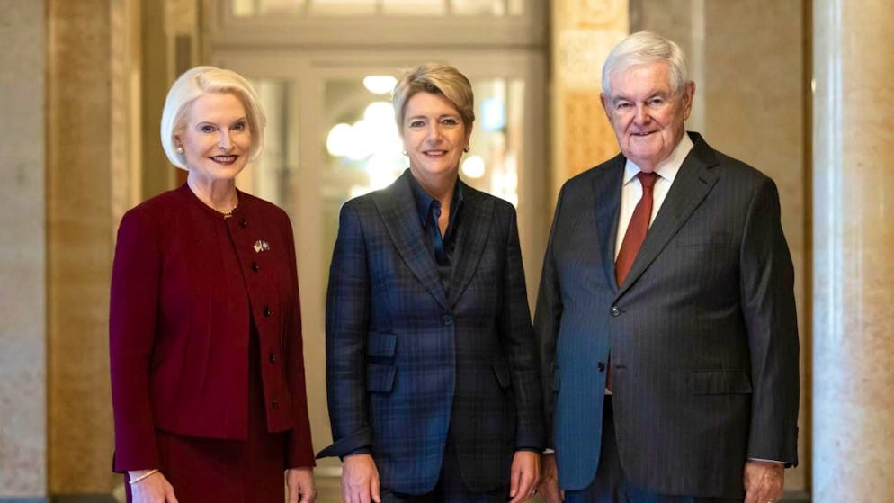 La presidente della Confederazione, Karin Keller-Sutter, posa per la tradizionale foto di rito fra la nuova ambasciatrice degli Stati Uniti, Callista Gingrich, e il consorte della diplomatica, Newt Gingrich.
