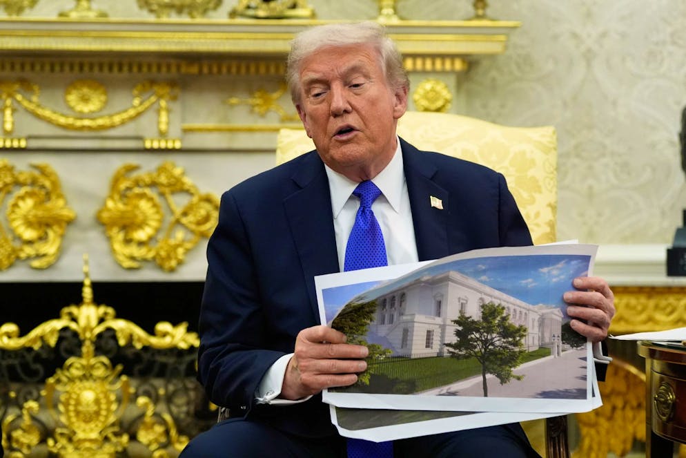 Maison Blanche. Le président Donald Trump tient des rendus artistiques de la nouvelle salle de bal de la Maison Blanche lors d'une rencontre avec le secrétaire général de l'OTAN, Mark Rutte, dans le bureau ovale de la Maison Blanche, le mercredi 22 octobre 2025, à Washington. (AP Photo/Alex Brandon)