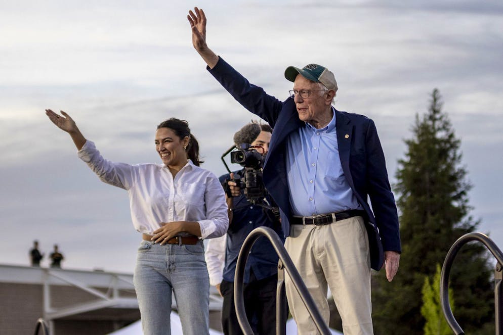  La deputata Alexandria Ocasio-Cortez (D-NY), a sinistra, e il senatore Bernie Sanders (I-VT) salutano durante una tappa del comizio «Fighting Oligarchy» al Folsom Lake College di Folsom, in California, martedì 15 aprile 2025.