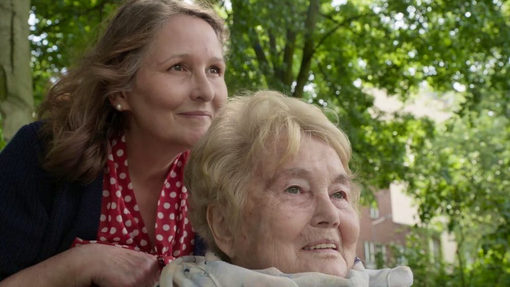 «Nebelkinder»: Verdingkinder tragen schwer an ihrer Geschichte - Gallery. Sabine Mackintosh (l) und ihre Mutter Evelyn (r): Im Dokfilm "Nebelkinder" und im Buch "Die Last der Vergangenheit", das parallel erscheint, erzählt Sabine Mackintosh von einem Teufelskreis aus mütterlicher Ohnmacht, patriarchaler Gewalt und Armut, der von einer Generation zur nächsten weitergeht.