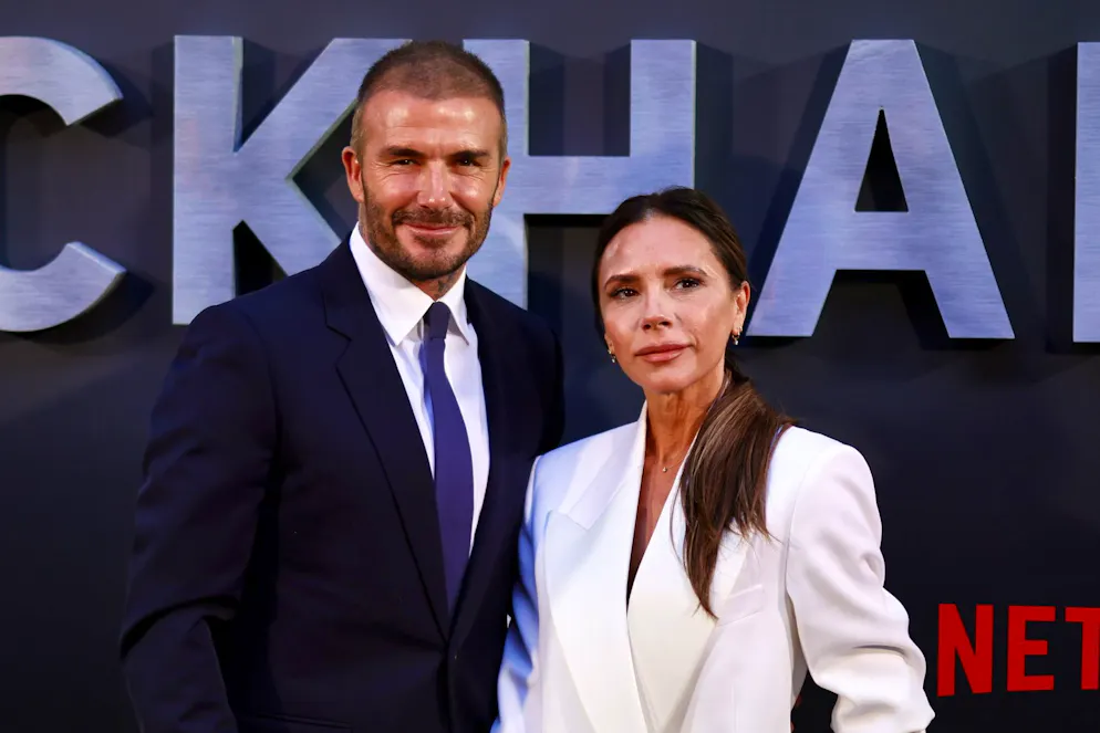 David Beckham in compagnia della moglie Victoria Beckham in uno scatto del 2023.