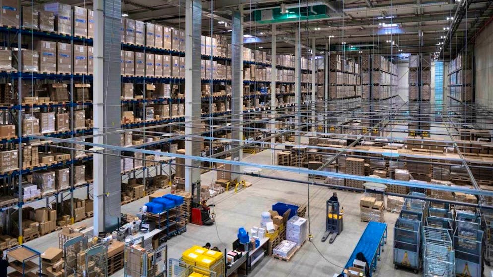 The logistics group Kuehne + Nagel had to accept a decline in turnover and profit in the third quarter. (archive picture)