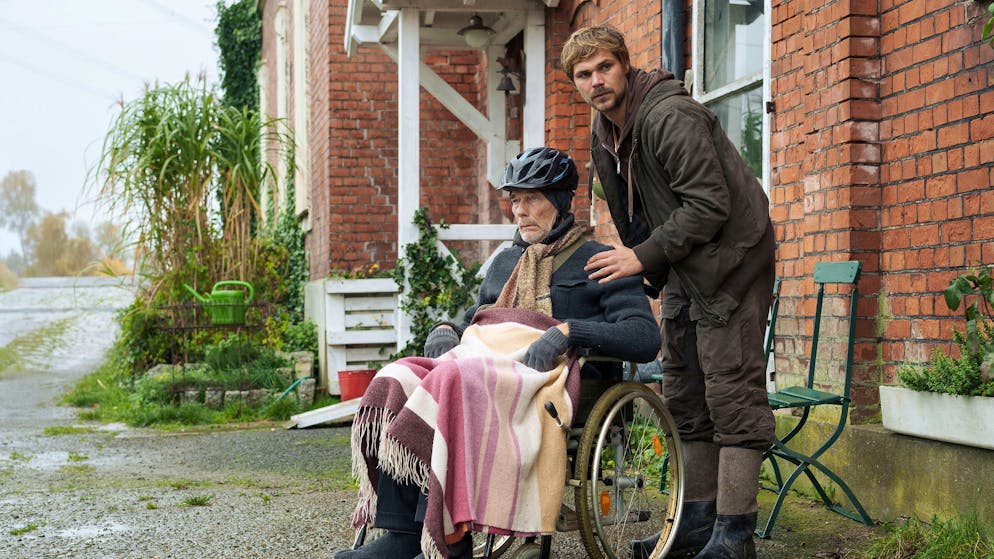 Ist konventionelle Landwirtschaft krebserregend?. Pit Feldhusen (Josef Volmer, links) ist schwer krank. Sein Sohn Sven (Henning Flüsloh) hat nun die Verantwortung für den Familienhof.