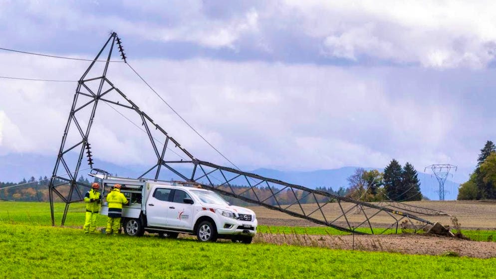 A high-voltage pylon toppled in Bière in the Vaud region due to storm "Benjamin". Wind speeds of up to 150 km/h are expected in exposed locations.