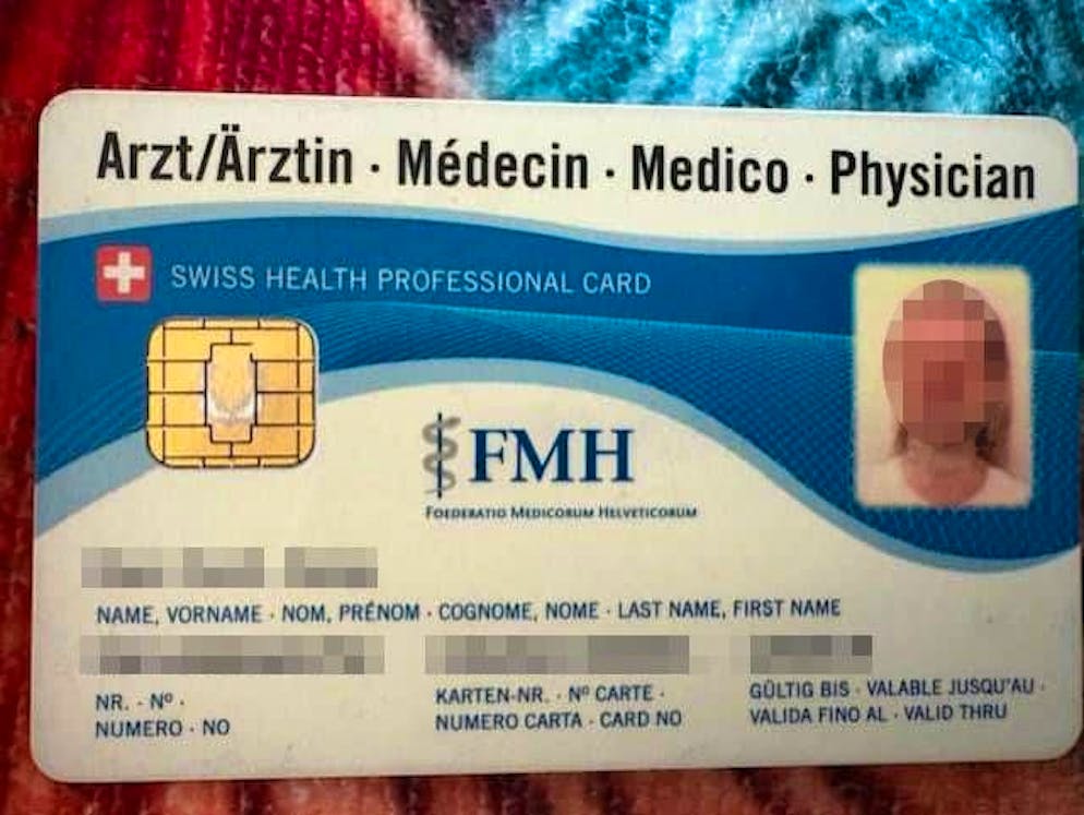 In der Mail ist dieses Bild unter folgendem Namen abgespeichert: «Plaettli* Medecin Medico physician.jpg». Auffällig: Der Ausweis war nur bis 2019 gültig. (* Name geändert)