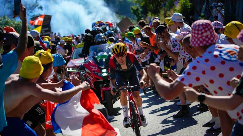 Thomas Pidcock wird 2022 von einer riesigen Menschenmenge zum Etappensieg auf der Alpe d'Huez getragen.