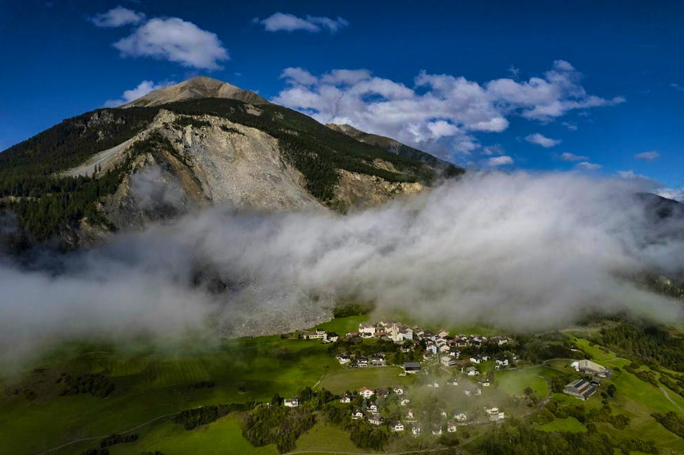 The village of Brienz/Brinzauls GR has been threatened by a landslide for months.