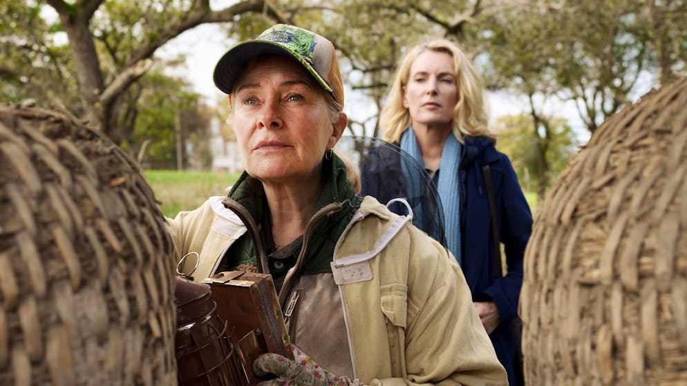 Ist konventionelle Landwirtschaft krebserregend?. Charlotte Lindholm (Maria Furtwängler, rechts) will von Biohof-Inhaberin und Honig-Produzentin Marlies Feldhusen (Lina Wendel) wissen, was auf dem Hof so hinter den Kulissen läuft.