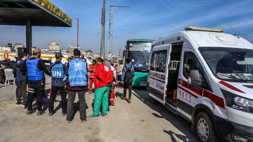 ARCHIV - Mitarbeiter der Weltgesundheitsorganisation (WHO) koordinieren die Einreise von Krankenwagen des Roten Halbmonds (Archivbild). Foto: Abed Rahim Khatib/dpa