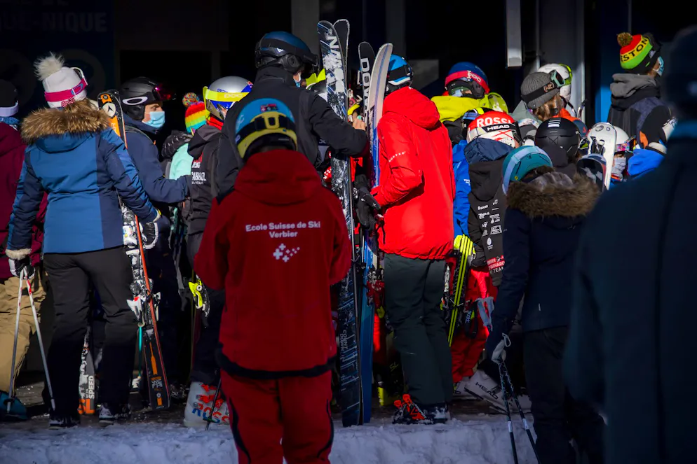 Il n’est actuellement pas prévu d’instaurer de limite au nombre de skieurs sur les pistes helvétiques. (image prétexte)