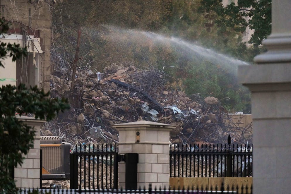 Maison Blanche. De l'eau est pulvérisée sur les débris afin de limiter la poussière pendant la démolition de l'aile est de la Maison Blanche, mercredi 22 octobre 2025, à Washington, avant la construction d'une salle de bal. (AP Photo/Jacquelyn Martin)