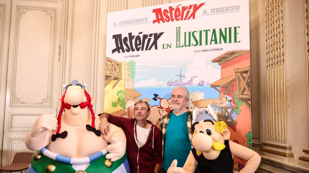 Le scénariste Fabcaro (à g.) et le dessinateur Didier Conrad (à dr.) ont présenté Astérix en Lusitanie, l'ambassade du Portugal en France, le 13 octobre dernier, à Paris.