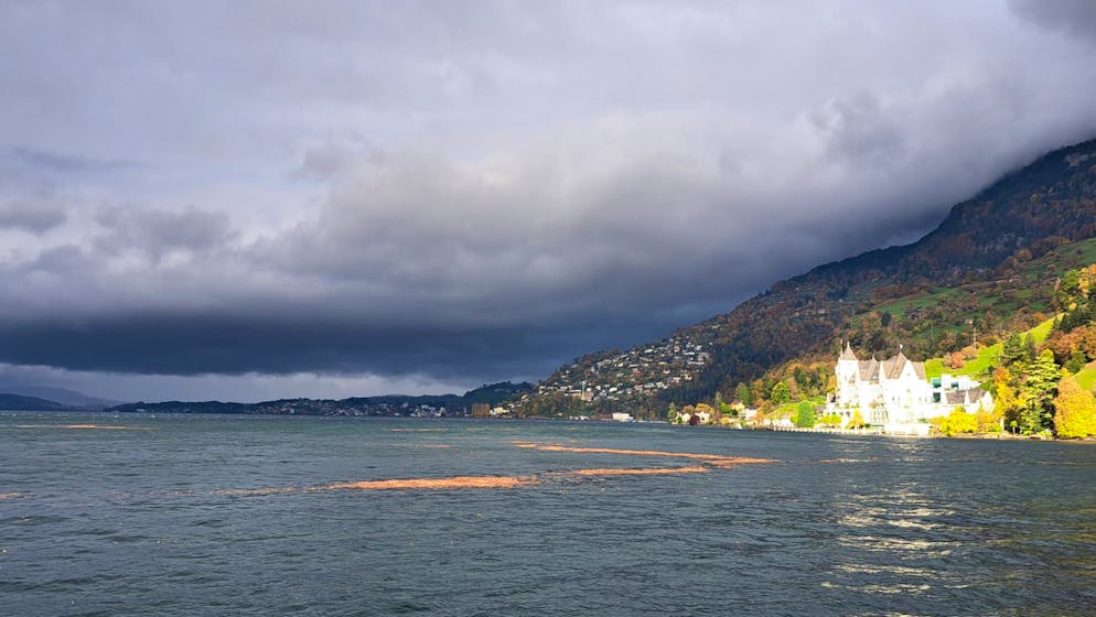 Düstere Wolken über dem Vierwaldstättersee in Vitznau LU