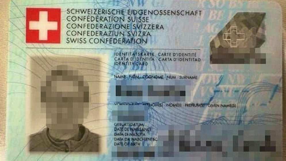 Findige Betrüger: Wenn dem Opfer schon kein Geld abgeknüpft werden kann, sollen sie zumindest persönliche Dokumente senden. So kommen sie an die ID von Silvana Plättli und ihrer Tochter.
