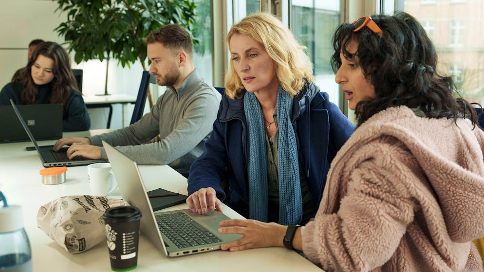 Ist konventionelle Landwirtschaft krebserregend?. Im LKA Hannover erhält Charlotte Lindholm (Maria Furtwängler, links) Unterstützung von ihrer Kollegin Hanna Elinsdottir (Safak Sengül).