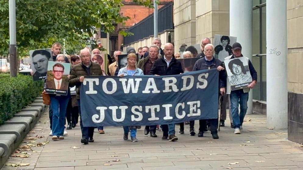 Les familles de James Wray et William McKinney, abattus lors des événements du Bloody Sunday, arrivent au tribunal de Belfast Crown Court pour assister au procès d'un ancien parachutiste accusé de leur meurtre lors des événements du Bloody Sunday à Londonderry en 1972, le jeudi 16 octobre 2025. (Rebecca Black/PA via AP)