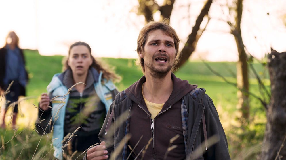 Ist konventionelle Landwirtschaft krebserregend?. Das Ehepaar Feldhusen (Henning Flüsloh und Ronja Herberich) hat auf dem Familienhof wenig zu lachen.