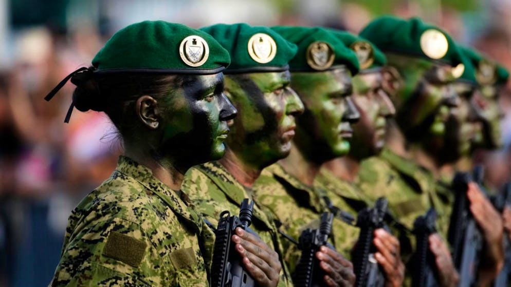ARCHIV - Kroatische Soldaten nehmen an einer Militärparade teil. Foto: Darko Bandic/AP/dpa/Archiv