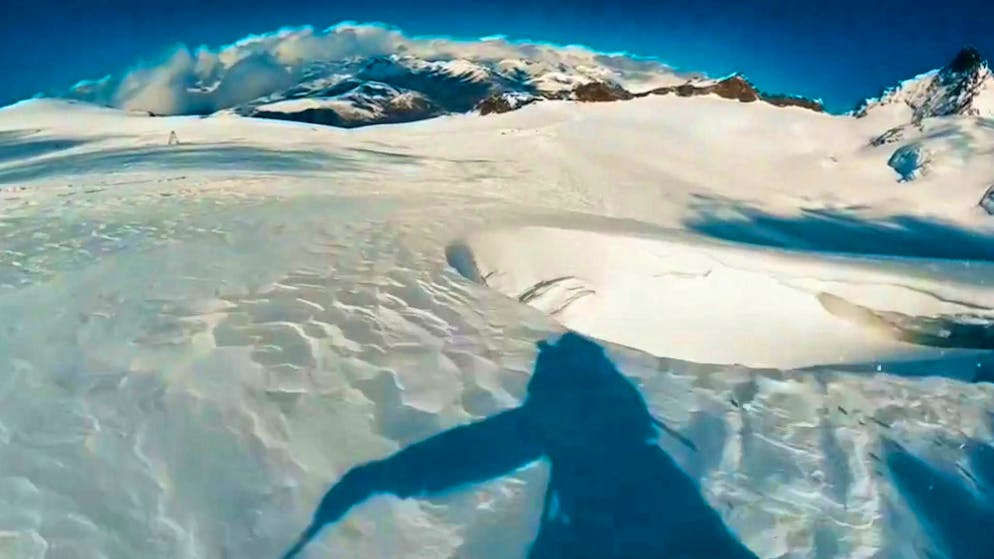 The girl suddenly fell into a crevasse. (symbolic image)