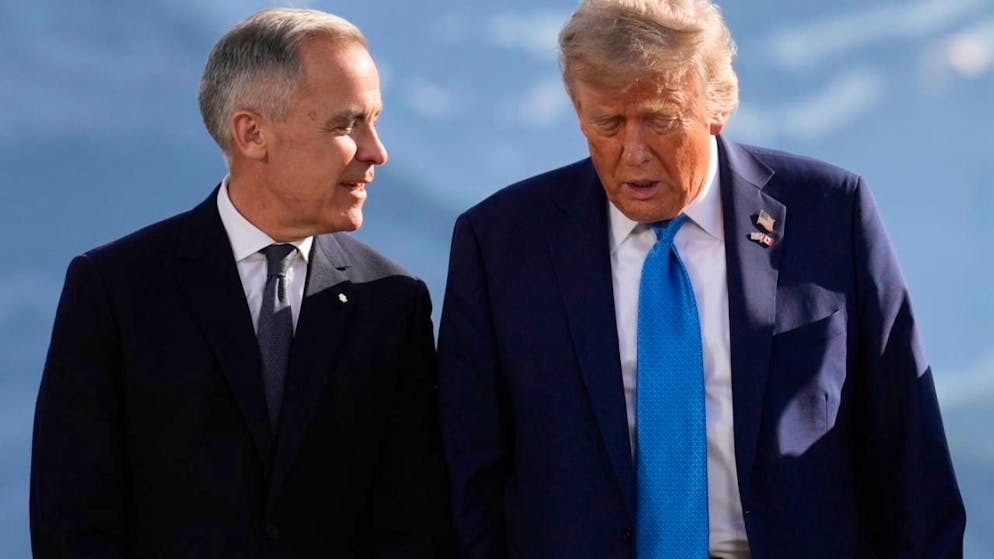 US-Präsident Donald Trump (rechts) kündigt an, die Handelsgespräche mit Kanada abzubrechen. Im Bild von vergangenem Juni spricht er mit Kanadas Premierminister Mark Carney. (Archivbild)