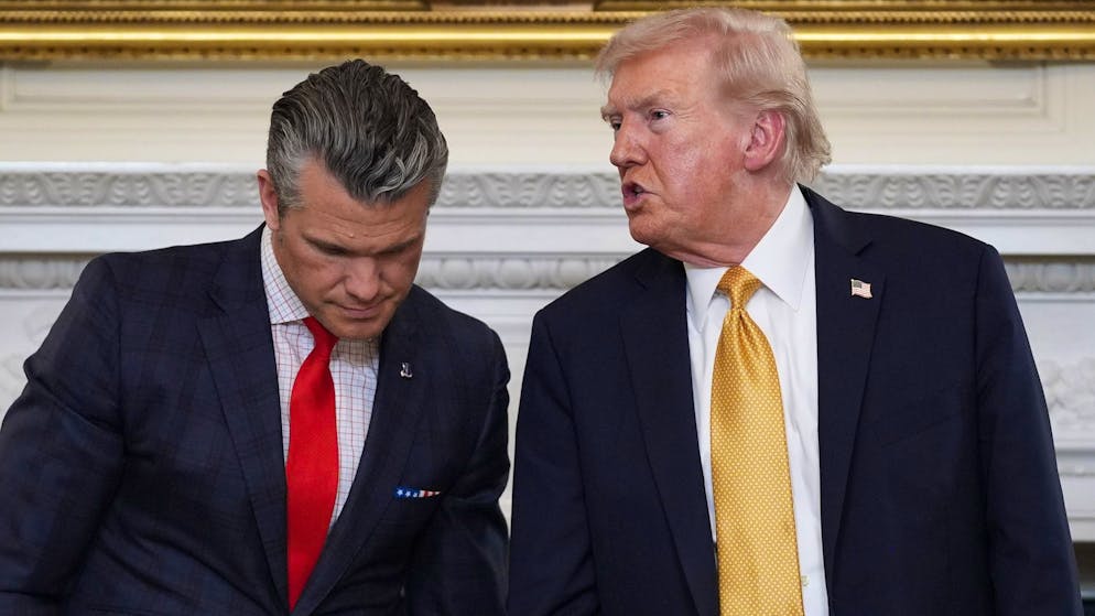 US-Präsident Donald Trump (r.) mit Verteidigungsminister Pete Hegseth bei einem Roundtable zum Thema kriminelle Kartelle am Donnerstag in Washington. 