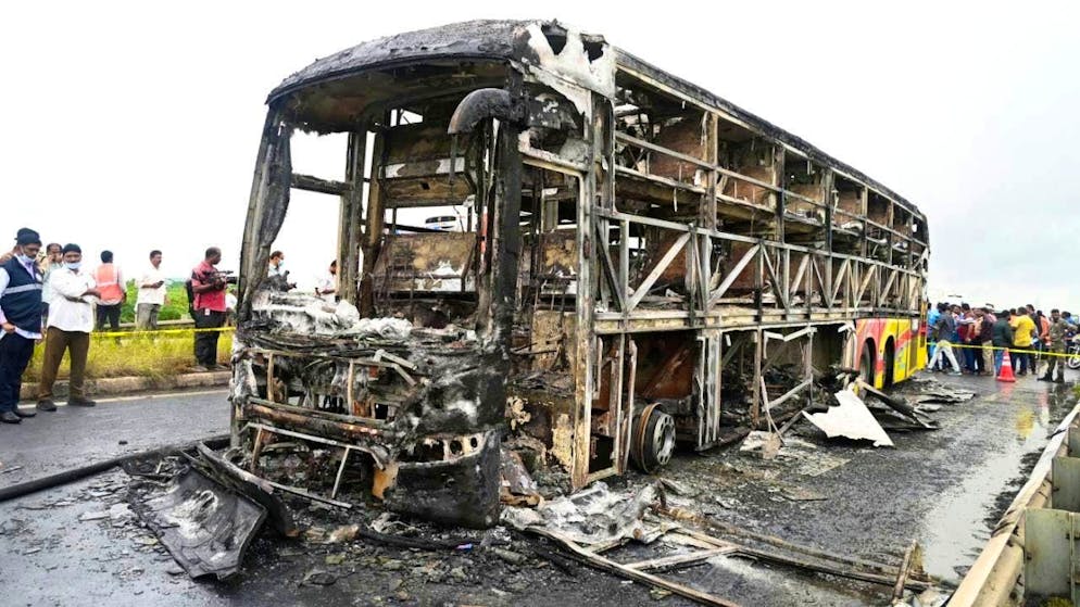 dpatopbilder - Burnt-out coach after the accident in southern India. Photo: -/AP/dpa