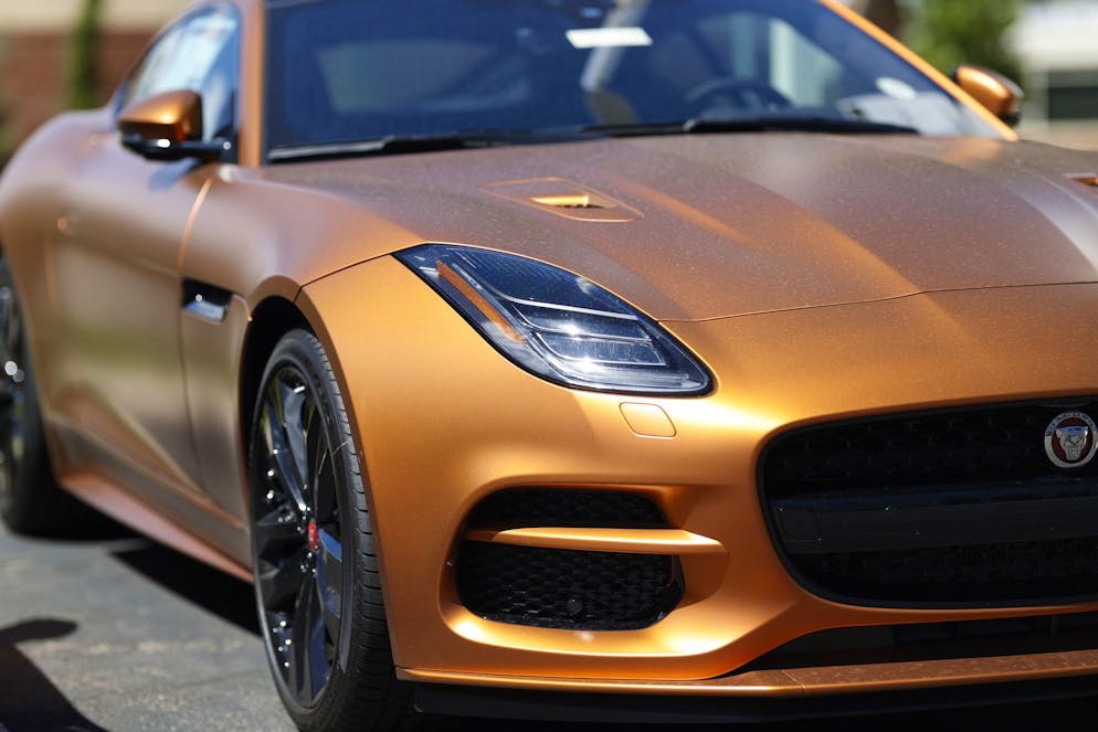 Drei verlassene Jaguar stehen seit Monaten auf dem Parkplatz. (Symbolbild)