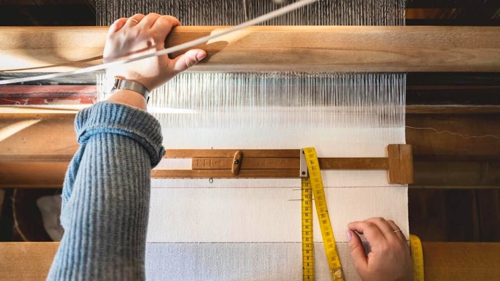 La Tessitura Valposchiavo esiste da 70 anni. Fino a pochi anni fa la sua sopravvivenza era in forse. Ora grazie a un intreccio di idee una nuova associazione sta rilanciando questa tradizione.