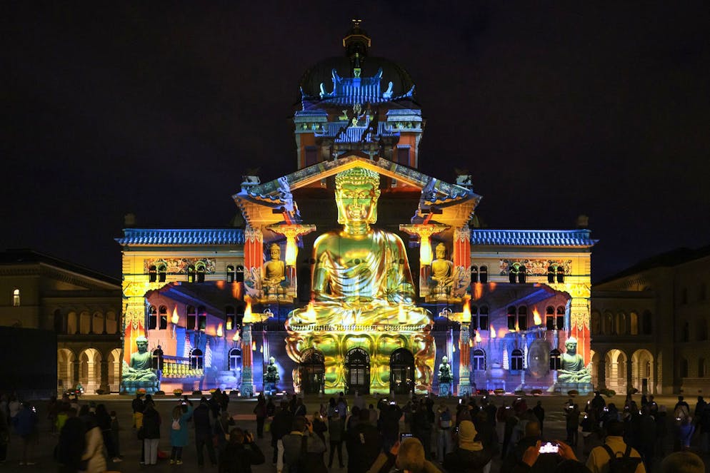 À la place des monuments tibétains, le public peut désormais admirer un bouddha thaïlandais.
