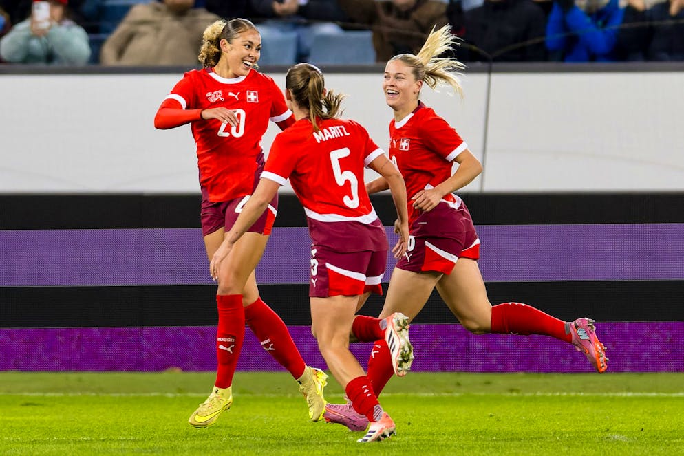 Alayah Pilgrim (l.) schiesst die Schweiz zum Sieg gegen Kanada.