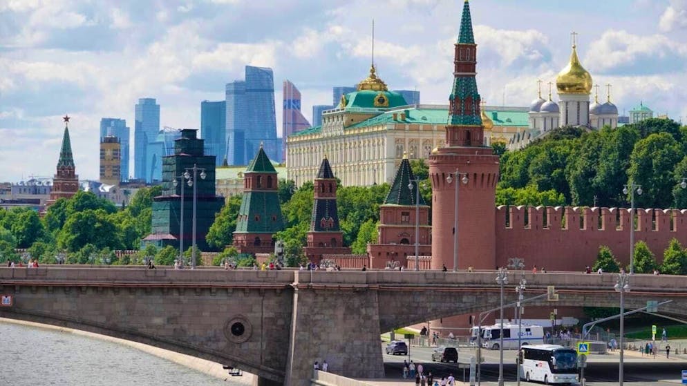 ARCHIVE - From the Moskva River, the Kremlin and the high-rise and business district of Moskva City can be seen behind the bridge. Photo: Ulf Mauder/dpa/Archive image