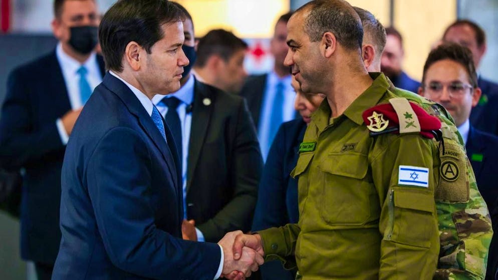 US Secretary of State Marco Rubio (l) speaks with Israeli Brigadier General Yaakov Dolf during a visit to the Civil-Military Coordination Center in southern Israel. Photo: Fadel Senna/Pool AFP via AP/dpa