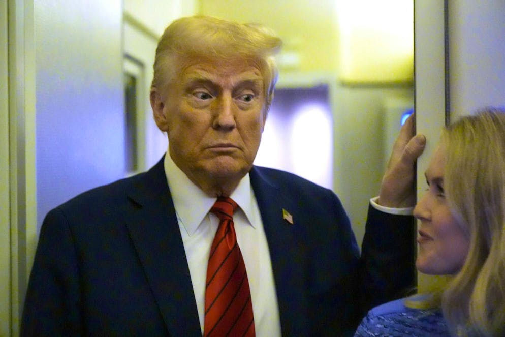 Il Presidente Donald Trump qui a bordo dell'Air Force One durante il tragitto da Miami alla Joint Base Andrews, Md., lunedì 27 gennaio 2025, non è contento di Vladimir Putin.