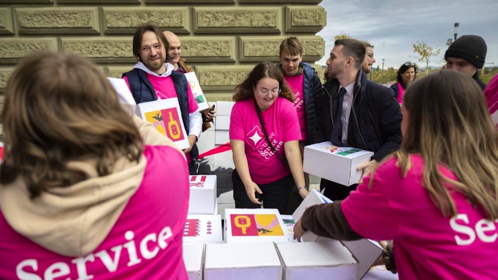 Votations du 30 novembre. Initiative service citoyen: pour et contre au coude à coude