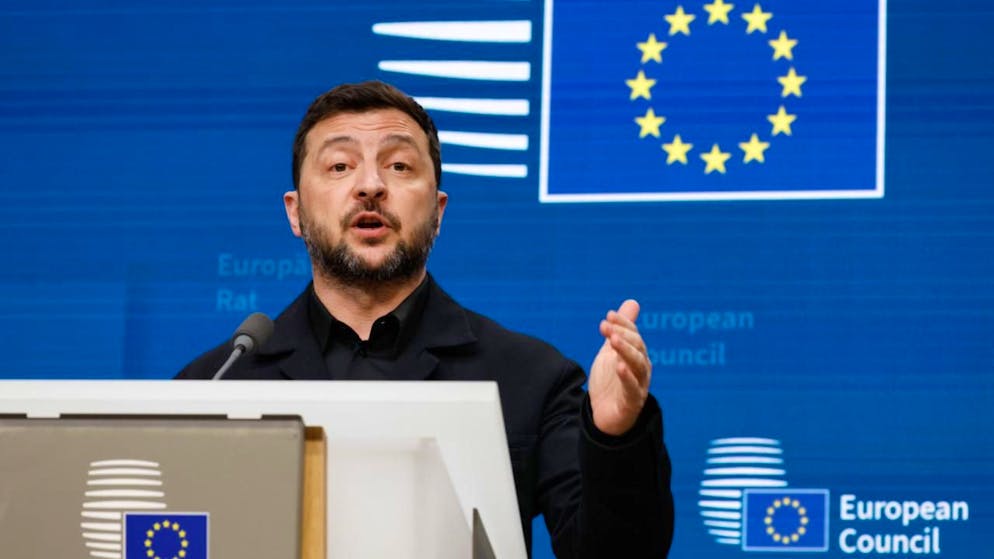 Der ukrainische Präsident Wolodymyr Selenskyj spricht während einer Pressekonferenz im Rahmen eines EU-Gipfels. Foto: Geert Vanden Wijngaert/AP/dpa