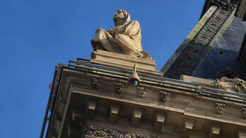 Over 150 traces secured. How investigators hope to solve the Louvre jewel heist