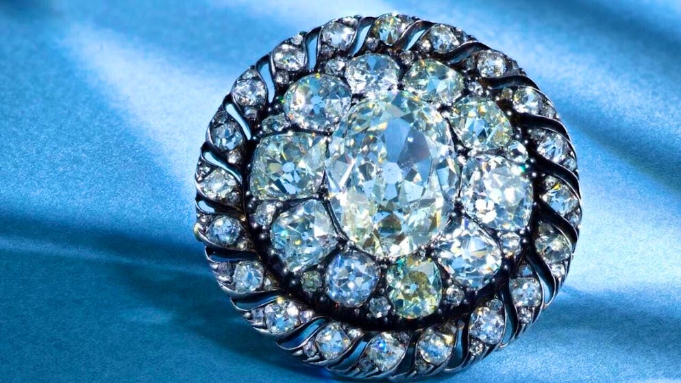 The diamond brooch once owned by Napoleon Bonaparte has an estimated price of 120,000 to 200,000 francs.